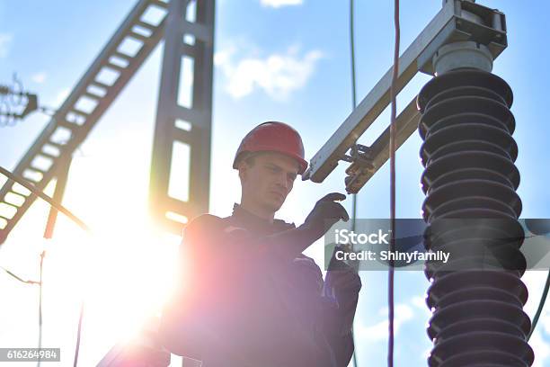 Photo libre de droit de Travailleur De La Construction Travaillant À Hight Avec Un Équipement De Protection banque d'images et plus d'images libres de droit de Électricité