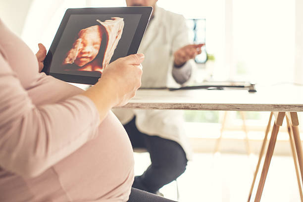 lekarz pokazujący obraz usg dziecka do matki w ciąży - human pregnancy telephone ultrasound family zdjęcia i obrazy z banku zdjęć