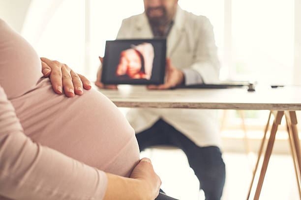 lekarz pokazujący obraz usg dziecka do matki w ciąży - human pregnancy telephone ultrasound family zdjęcia i obrazy z banku zdjęć