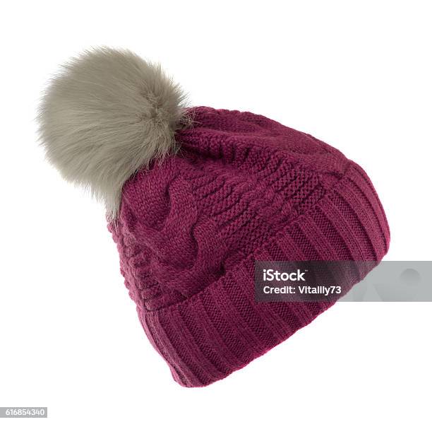 Photo libre de droit de Chapeau Tricoté Isolé Sur Fond Blanc Chapeau Avec Pompon Rouge banque d'images et plus d'images libres de droit de Bonnet de laine