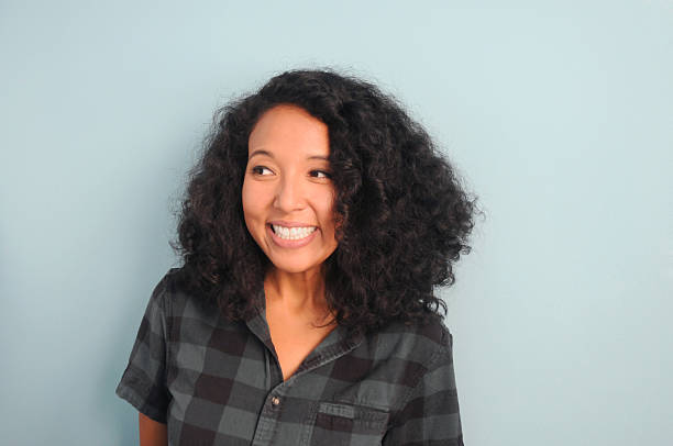 jovem hipster mulher sorrindo - fashion model asian ethnicity curly hair enjoyment - fotografias e filmes do acervo