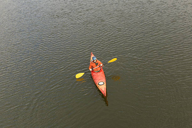 каякинг на реке. - kayaking kayak river lake стоковые фото и изображения