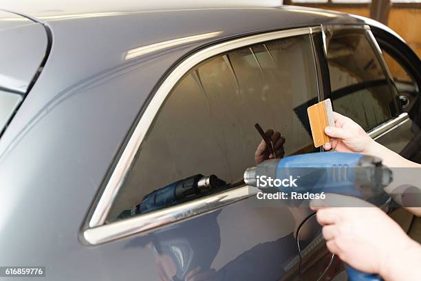 Verzieren Von Glas Im Auto Stockfoto und mehr Bilder von Auto - Auto, Fenster, Filmindustrie