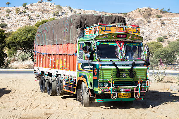 인도 라자스탄의 오래된 배달 트럭 아쇼크 레이랜드 - ashok 뉴스 사진 이미지