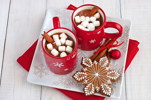 tasse rouge remplie de chocolat chaud et de guimauves - breakfast stick honey meal photos et images de collection