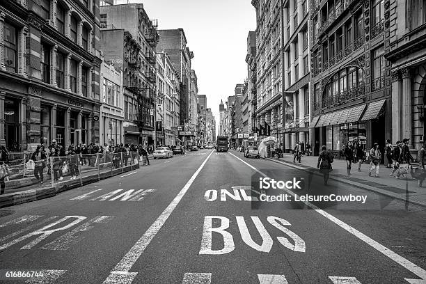 Chụp ảnh đường phố đen trắng: Qua ống kính của máy ảnh, bạn sẽ được đắm chìm trong cảm giác yên bình và thanh tịnh của những con đường phố yên tĩnh trong tông màu đen trắng. Những bức ảnh này sẽ giúp bạn lưu giữ lại những kỷ niệm tuyệt vời về thành phố.
