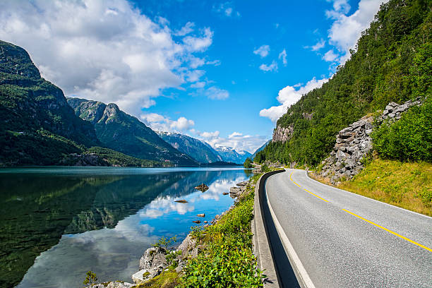 niesamowity widok na przyrodę z fiordem i górami. norwegia - norwegian culture zdjęcia i obrazy z banku zdjęć