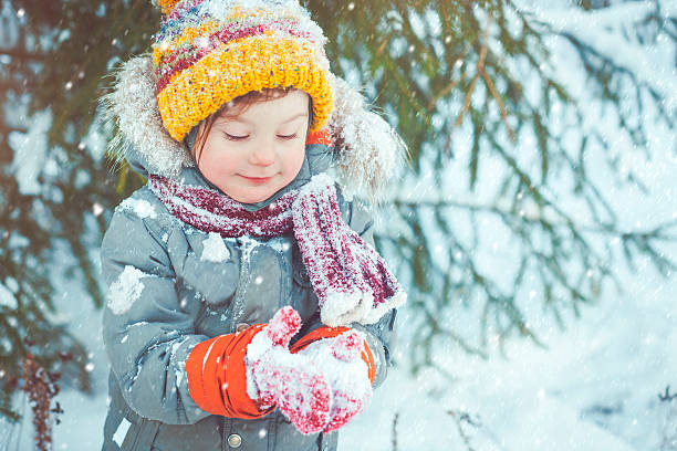 bambino in inverno - two girls only cheerful front view horizontal foto e immagini stock