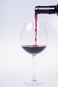 glas-rotwein-im-vordergrund.jpg?b=1&s=170x170&k=20&c=EW9txpdIKkIakXZYDmwj7BTZ5wkwpLrMDVD-SgYOi-k=