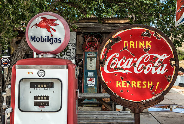 ретро газовый насос и знак кока-колы на маршруте 66 - station gasoline old fuel pump стоковые фото и изображения