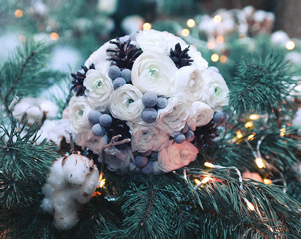 winter hochzeit blumen blumen dekoriert kegel auf zweig weihnachtsbaum - christmas wedding bride winter stock-fotos und bilder