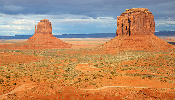 monuments at sunset - merrick butte imagens e fotografias de stock