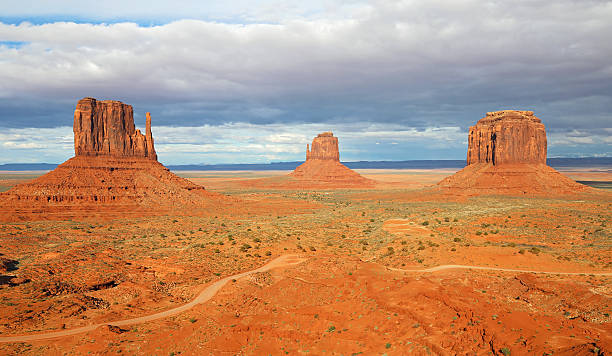 klassischer blick auf drei monumente - merrick butte stock-fotos und bilder