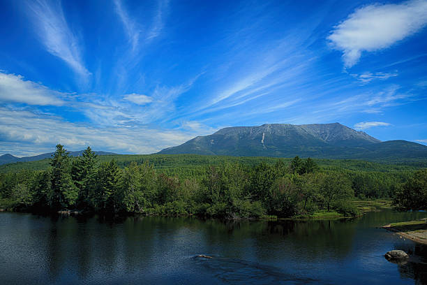 페노브스콧 강을 따라 있는 카타딘 산 - mt katahdin 뉴스 사진 이미지