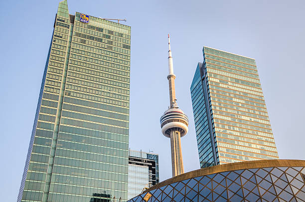 rascacielos rbc royal bank of canada con torre cn - royal bank of canada fotografías e imágenes de stock