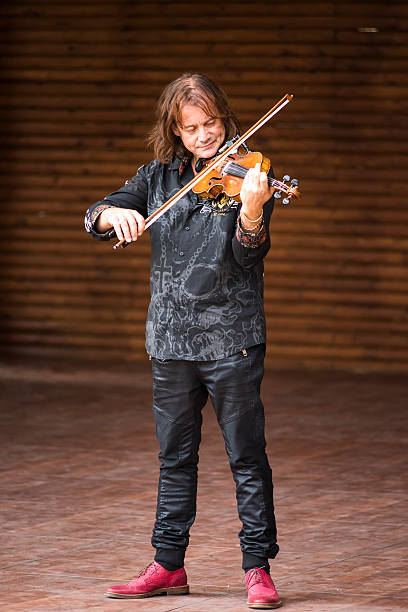 ウクライナのフェスティバル公演中にヴァイオリンを演奏するヴァシル・ポパディウクの名手 - ukrainian culture audio ストックフォトと画像