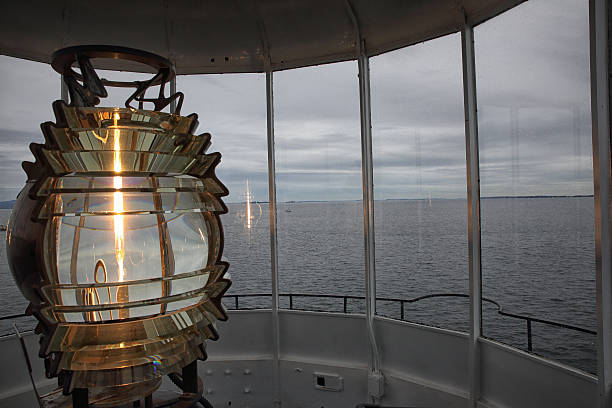 fresnel light, faro di owl's head - owls head lighthouse foto e immagini stock