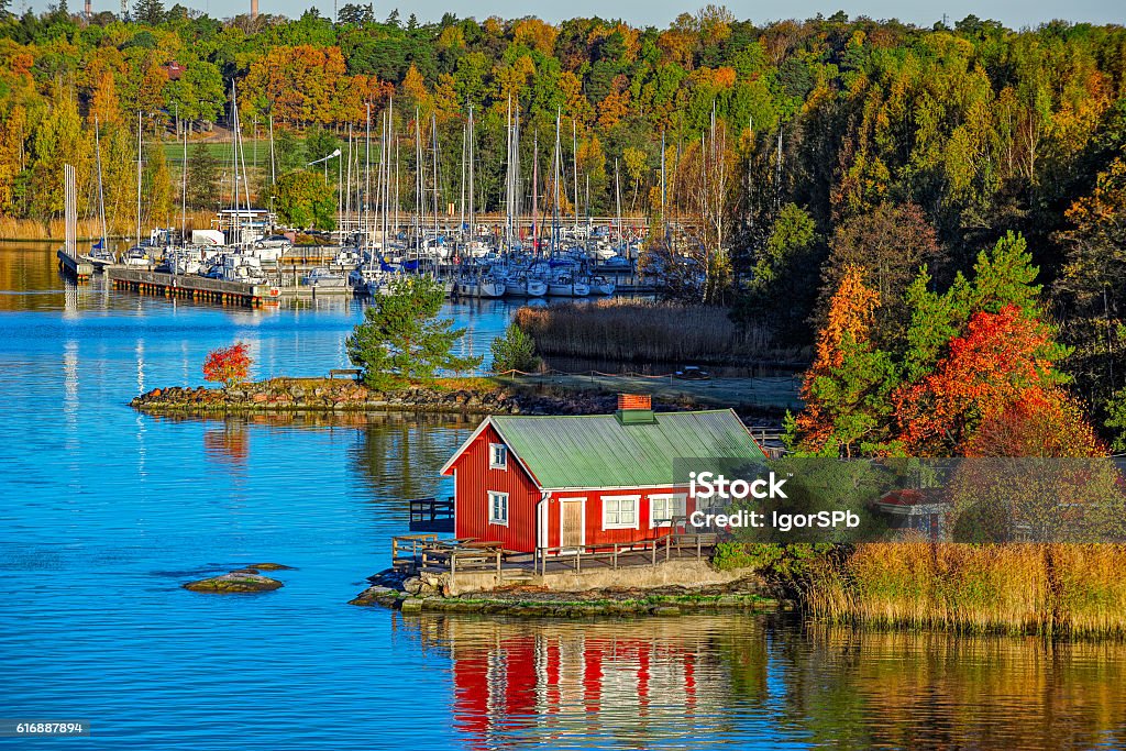 Casa roja en la costa rocosa de la isla de Ruissalo, Finlandia - Foto de stock de Finlandia libre de derechos