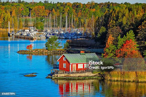 Casa Roja En La Costa Rocosa De La Isla De Ruissalo Finlandia Foto de stock y más banco de imágenes de Finlandia