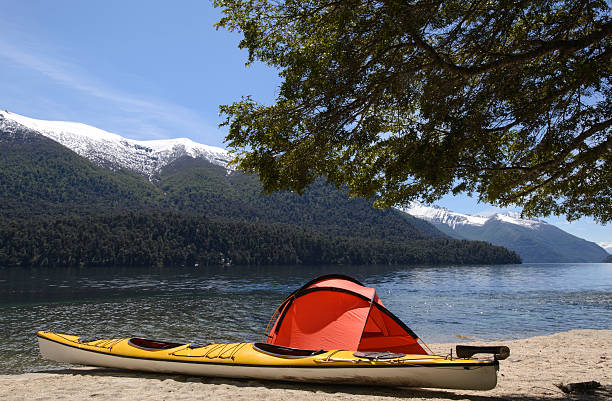 каякинг и кемпинг в патагонии. - south america argentina bariloche autumn стоковые фото и изображения