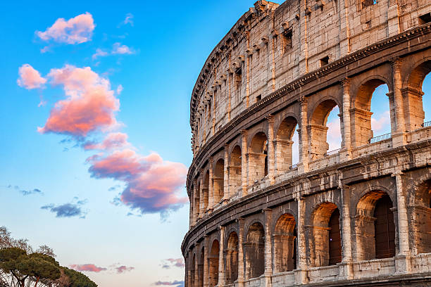 kolosseum bei sonnenuntergang  - coliseum stock-fotos und bilder