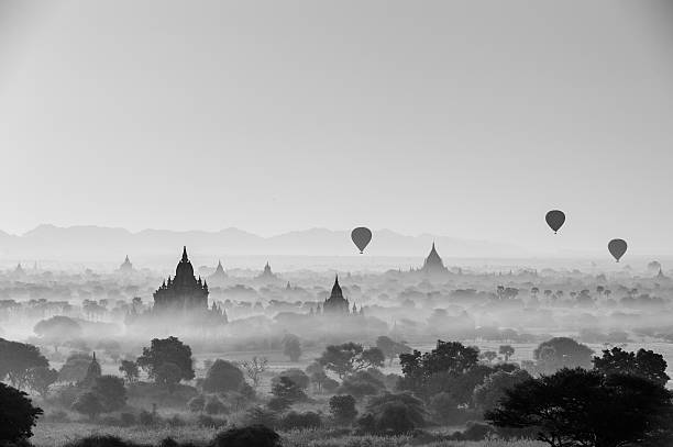 воздушный шар в древней пагоде баган , мьянма путешествия - architecture asia morning bagan стоковые фото и изображения