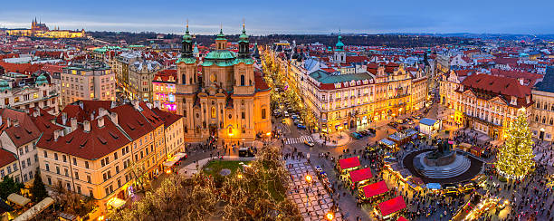 panorama de la vieille ville de prague au moment de noël. - prague czech republic church skyline photos et images de collection