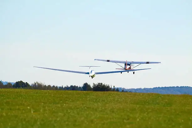 A sailplane in front of a blue sky glides through the air without its own motor drive.