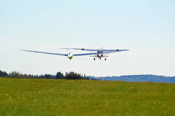 A sailplane in front of a blue sky glides through the air without its own motor drive.