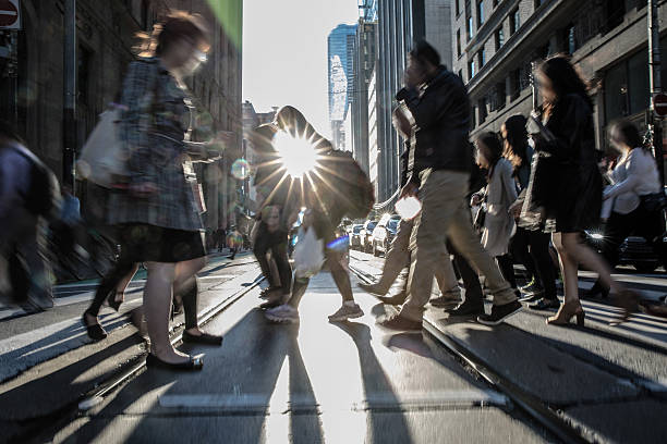 persone sulla traversata stradale a toronto, canada - defocused crowd blurred motion business foto e immagini stock