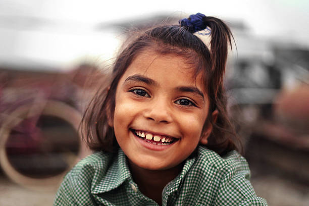 fröhliche happy girl - indian child stock-fotos und bilder