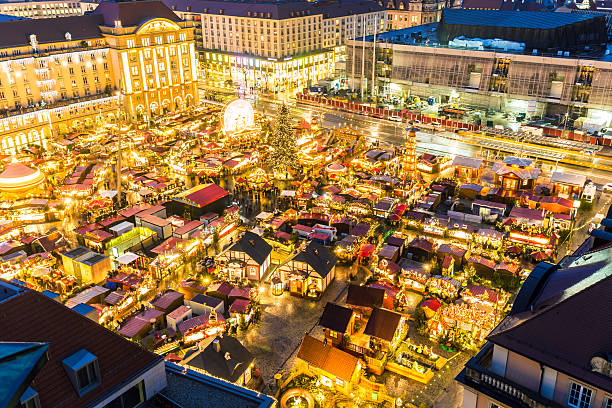 ドレスデンでのクリスマスマーケット - warsaw old town square ストックフォトと画像