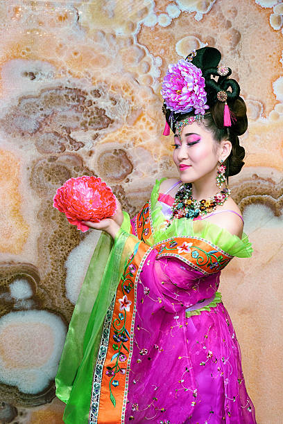 dulce chica china en vestido tradicional violeta con flor - boda coreana fotografías e imágenes de stock