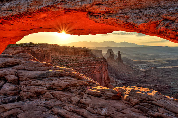 mesa arch à sunrise, canyonlands national park, utah - mountain range photos photos et images de collection