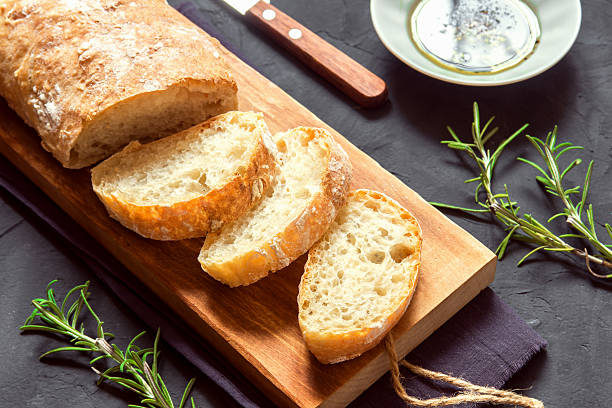 イタリアンパン シアバッタ - brown bread bread cutting board full length ストックフォトと画像