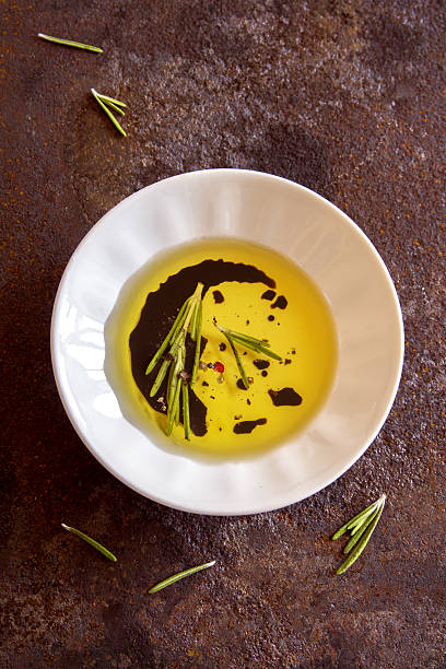 оливковое масло и специй - balsamic vinegar olive oil bottle cooking oil стоковые фото и изображения