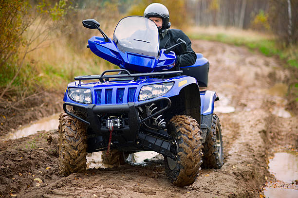 homme en vtt. - off road vehicle quadbike mud dirt road photos et images de collection