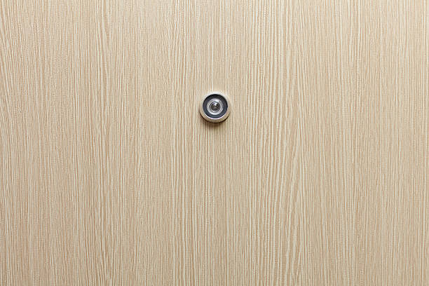 mirilla de lente en la nueva puerta de madera - surveillance human eye security privacy fotografías e imágenes de stock