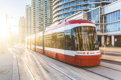 Tranvía moderno en el centro de Toronto al atardecer photo