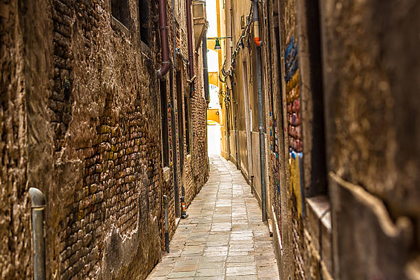 antiguo callejón estrecho en venecia - narrow alley fotografías e imágenes de stock