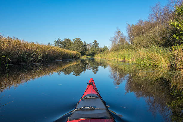 kayak en la reserva natural de weerribben-wieden durante una belleza - wieden weerribben fotografías e imágenes de stock