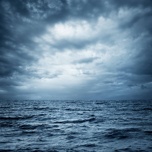 mar y cielo tormentosos. fondo dramático oscuro. - desaturado fotografías e imágenes de stock