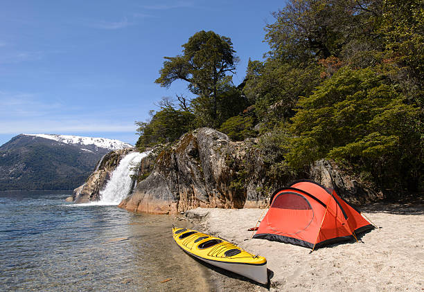 kayak y camping en la patagonia. - cross autumn sky beauty in nature fotografías e imágenes de stock