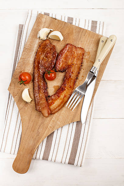 豚肉ベーコンのガーリックとトマトのグリル ストックフォト