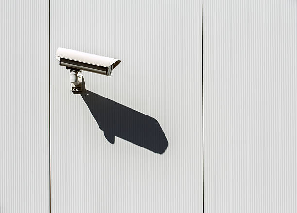 камеры безопасности на стене. - mounted guard стоковые фото и изображения