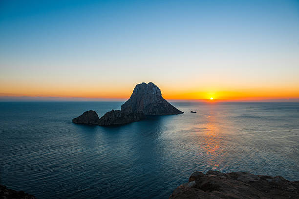 tramonto di es vedra - horizon over water horizontal surface level viewpoint foto e immagini stock