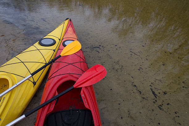 каякинг на реке. - kayaking kayak river lake стоковые фото и изображения