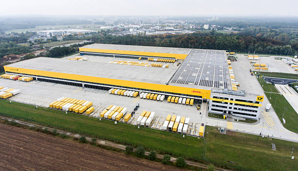 vue aérienne du centre de distribution dhl/deutsche post obertshausen - deutsche post ag photos photos et images de collection