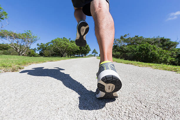 公園でジョギングを楽しむ男 - running jogging men shoe ストックフォトと画像