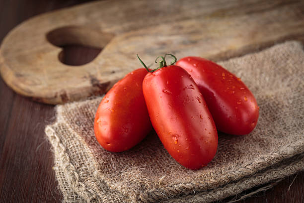 生のサンマルツァーノトマト - san marzano tomato ストックフォトと画像